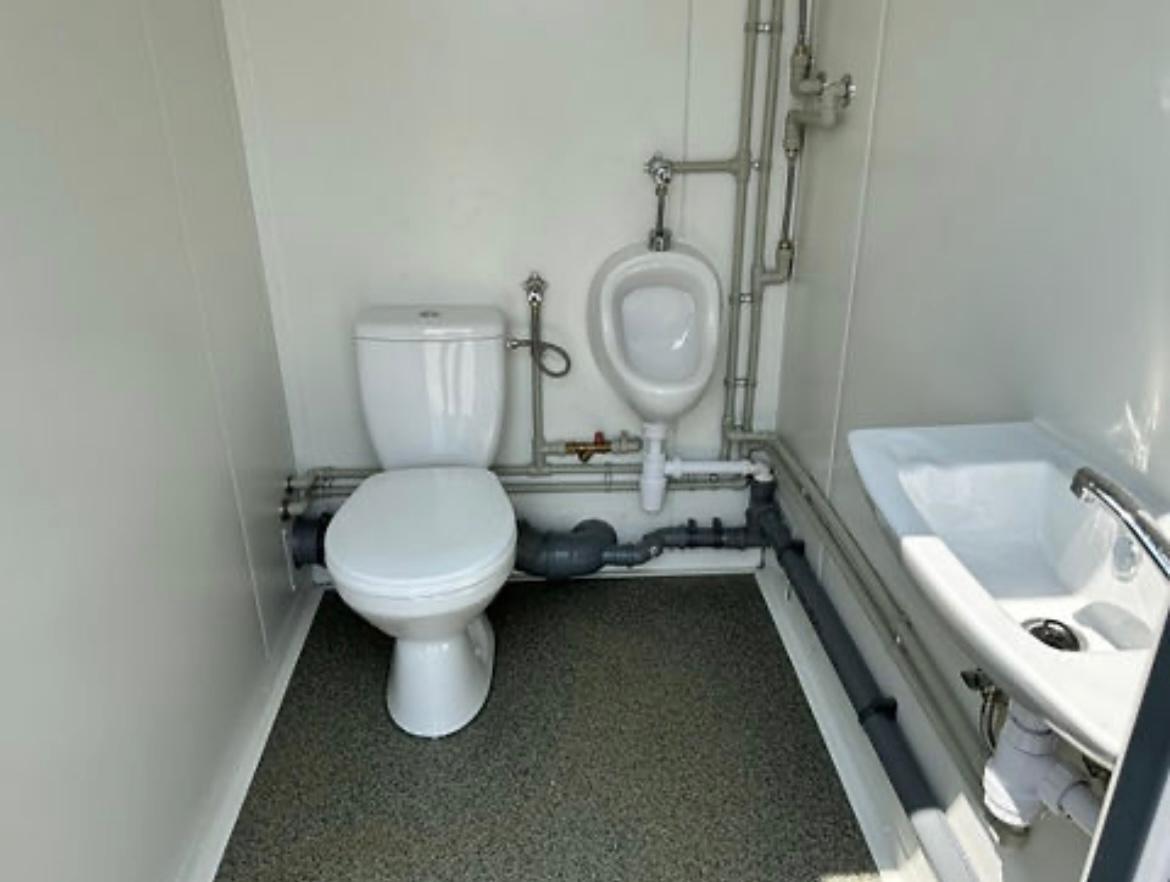 CONTENEDOR SANITARIO 3 CABINAS (WC, URINARIO + CALDERA, DUCHA)